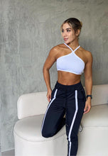 Cargar imagen en el visor de la galería, Jogger Negro franja blanca
